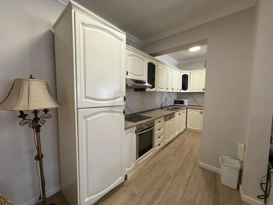 Tirane, jepet me qera apartament 3+1 Kati 6, 125 m² 1.000 € (qender te tiranes)