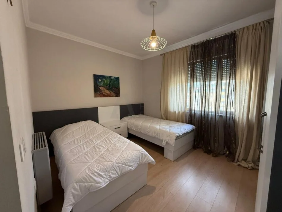 Tirane, jepet me qera apartament 3+1 Kati 6, 125 m² 1.000 € (qender te tiranes)