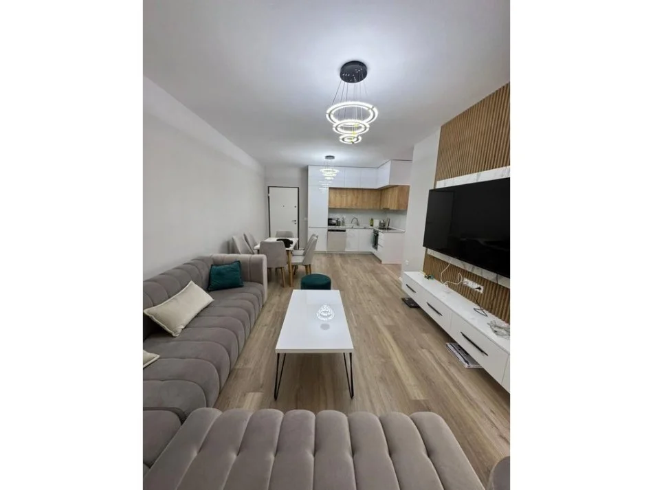 Tirane, jepet me qera apartament 2+1 Kati 4, 92 m² 550 € (univers city)