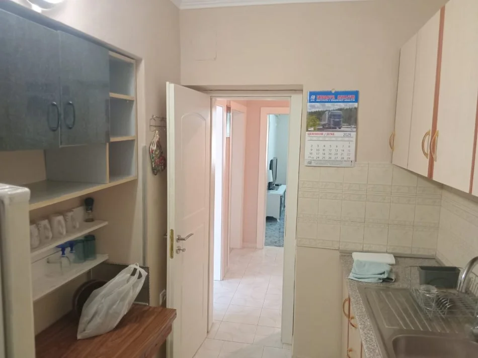 Tirane, jepet me qera apartament 2+1 Kati 1, 80 m² 600 € (Tefta Tashko, Pazari i Ri)