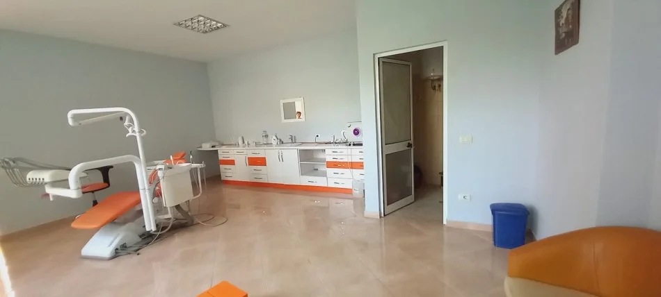 Tirane, shitet ambjent biznesi Kati 0, 82 m² 90.000 € (Shitet Klinike Dentare Fresku)