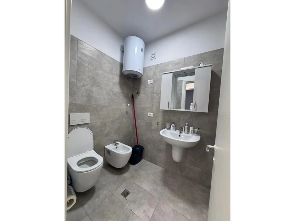 Tirane, jepet me qera apartament 2+1 Kati 4, 92 m² 550 € (univers city)