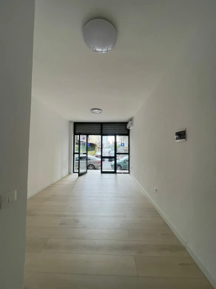 Tirane, shitet dyqan Kati 0, 35 m² 70.000 € (ish parku i autobusave)