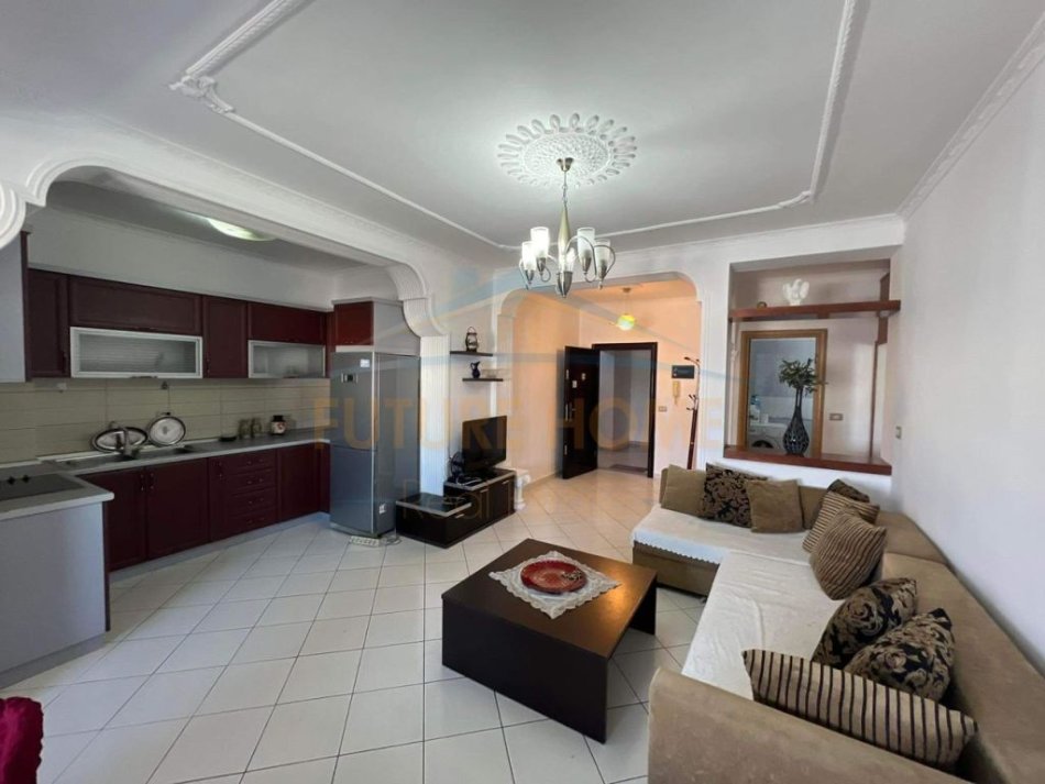 Tirane, jepet me qera apartament 2+1+Ballkon Kati 8, 113 m² 450 € (Unaza e Re, Astir)