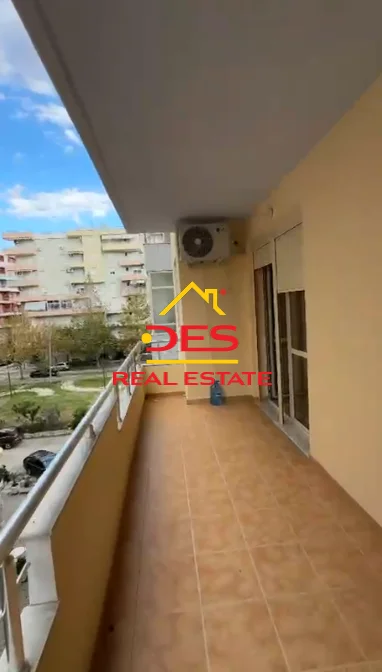 Vlore, jepet me qera apartament 2+1+Ballkon Kati 3, 110 m² 400 € (Rruga Murat Tërbaçi)
