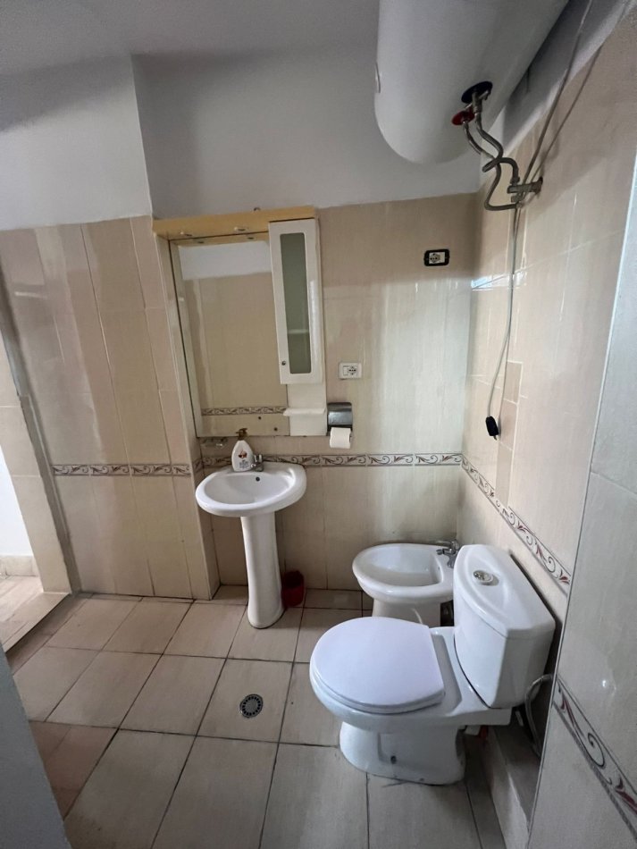 Tirane, jepet me qera apartament 2+1 Kati 2, 100 m² 650 € (Ali Demi)