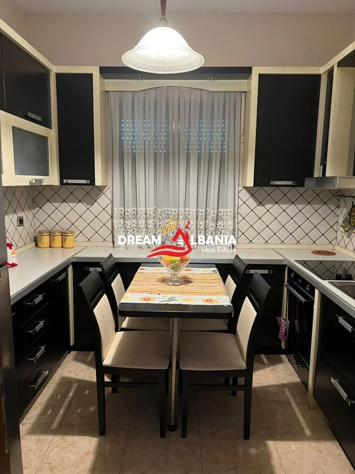 Tirane, jepet me qera apartament 2+1 Kati 3, 130 m² 550 € (Xhamllik)