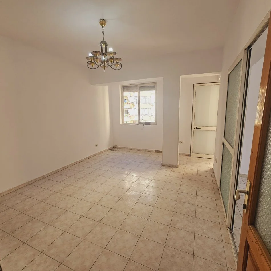 Tirane, shitet apartament 2+1+Ballkon Kati 3, 100 m² 135.000 € (Bulevardi Zhan Dark,prane Ministrise Jashtme)