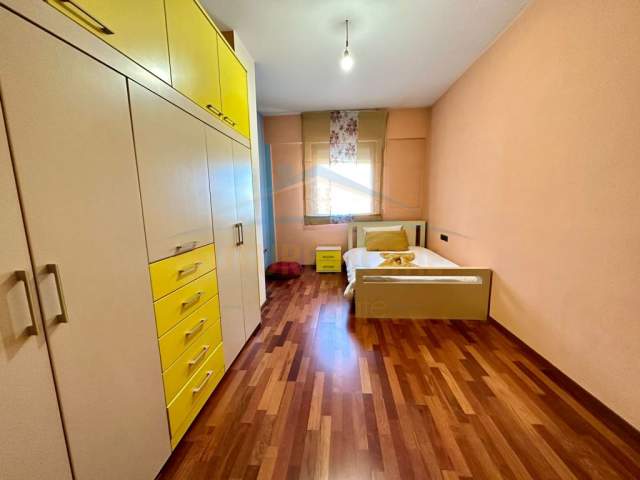 Tirane, jepet me qera apartament 2+1+BLK Kati 8, 105 m² 800 Euro (rruga e barrikadave)