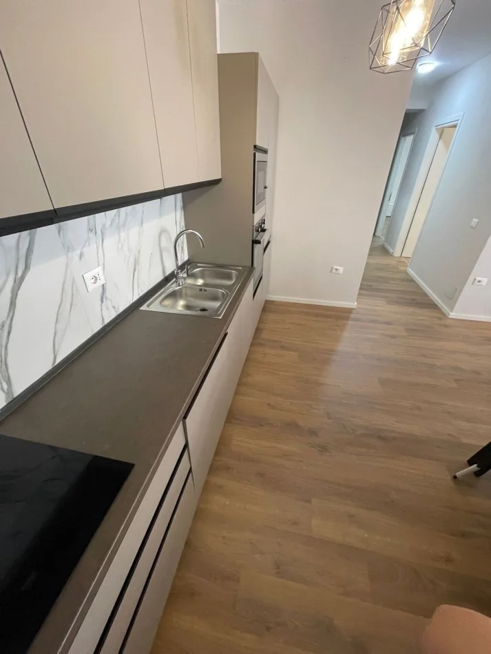 Tirane, jepet me qera apartament 2+1 Kati 6, 100 m² 700 € 