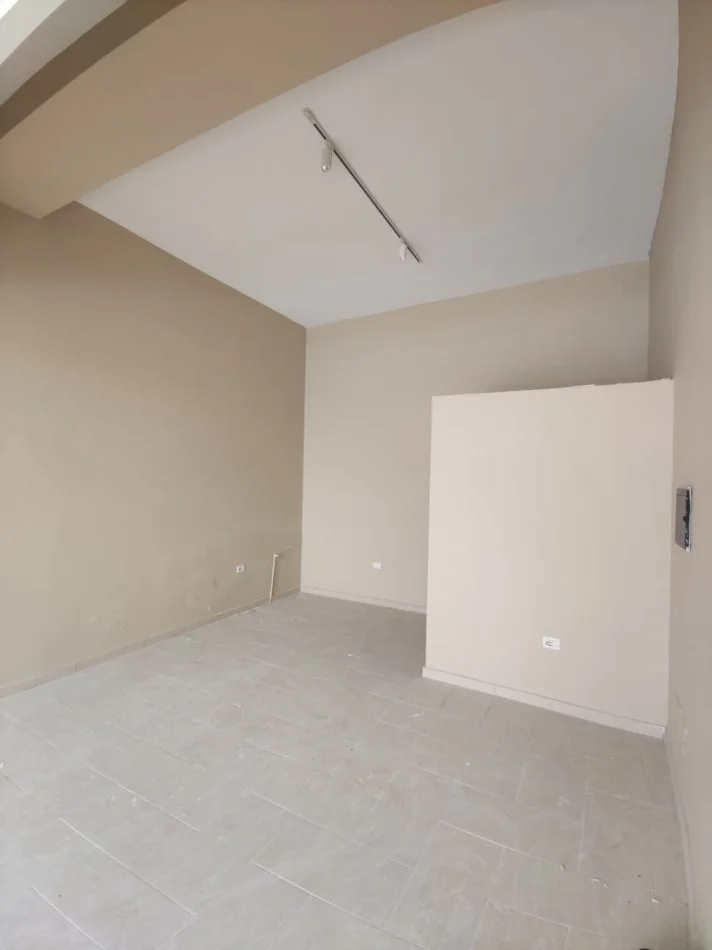 Durres, jepet me qera dyqan Kati 0, 55 m² 300 € (Rr. Sefer Efendiu)