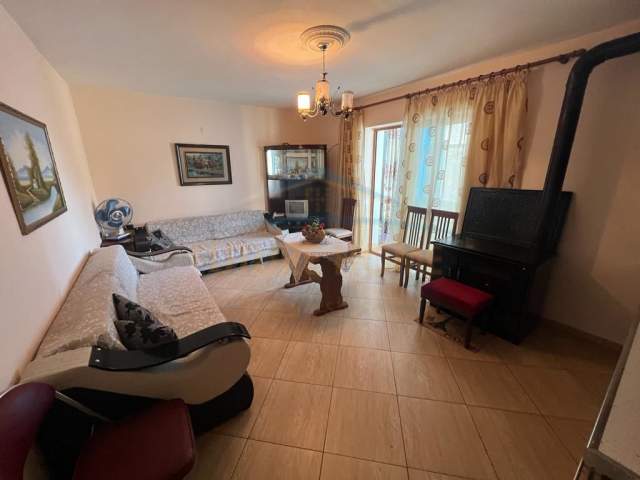 Korce, jepet me qera apartament 1+1+BLK Kati 2, 60 m² 115 Euro (Lagjia 17)