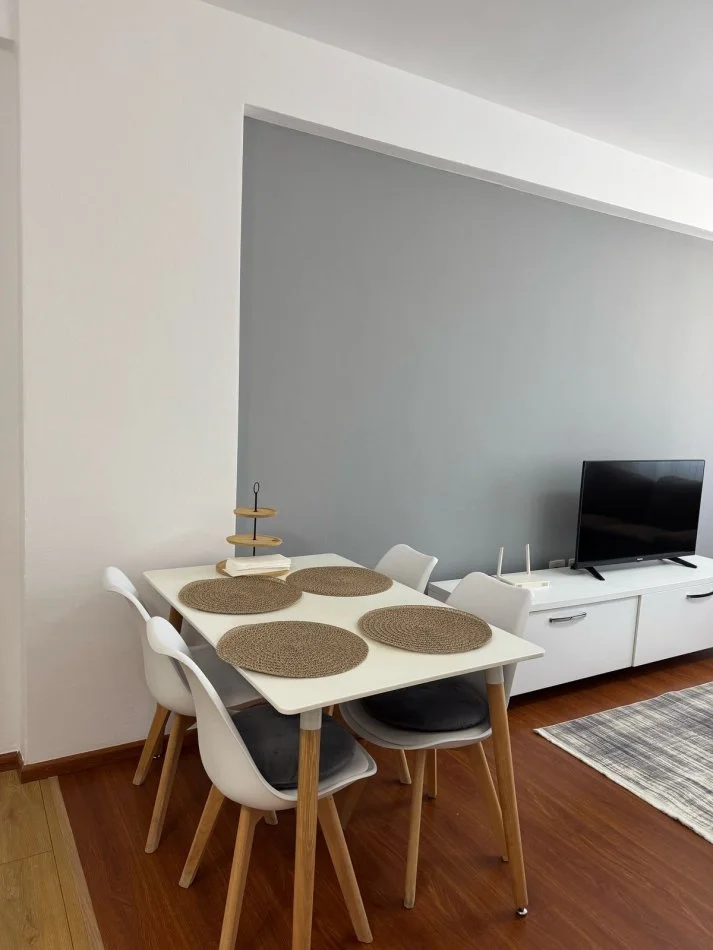 Tirane, jepet me qera apartament 2+1+Ballkon Kati 8, 87 m² 600 € (Rruga Ndre Mjeda)