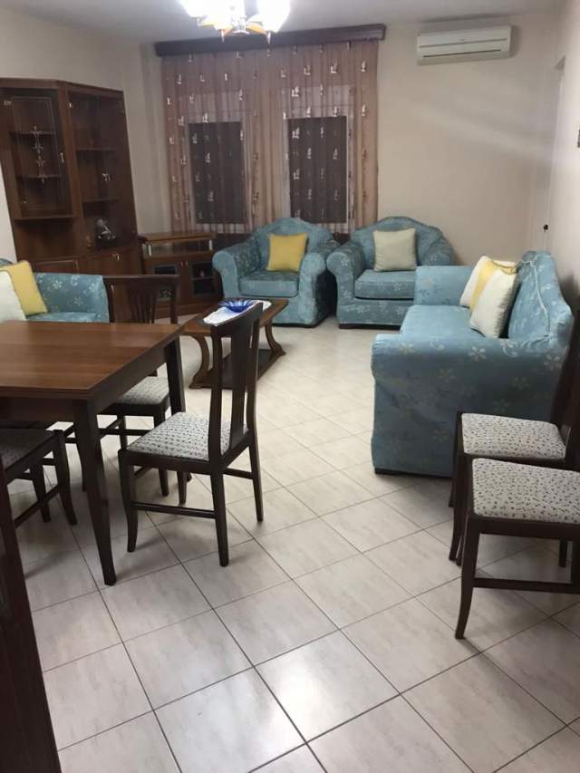 Tirane, jepet me qera apartament 1+1 81 m² 380 Euro (GLOBE)