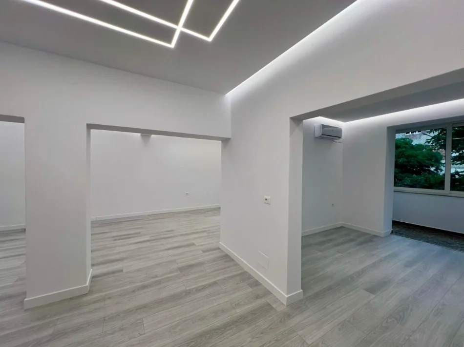 Tirane, jepet me qera ambjent biznesi Kati 2, 80 m² 1.000 € (Rruga e Barrikadave)