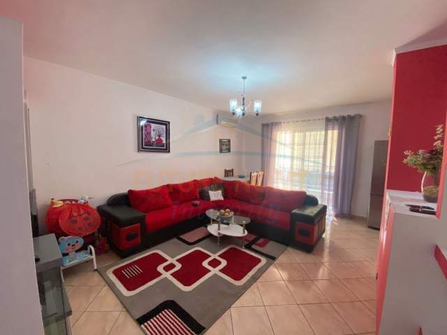 Tirane, jepet me qera apartament 2+1 Kati 5, 112 m² 300 Euro (Rruga e Teleferikut)