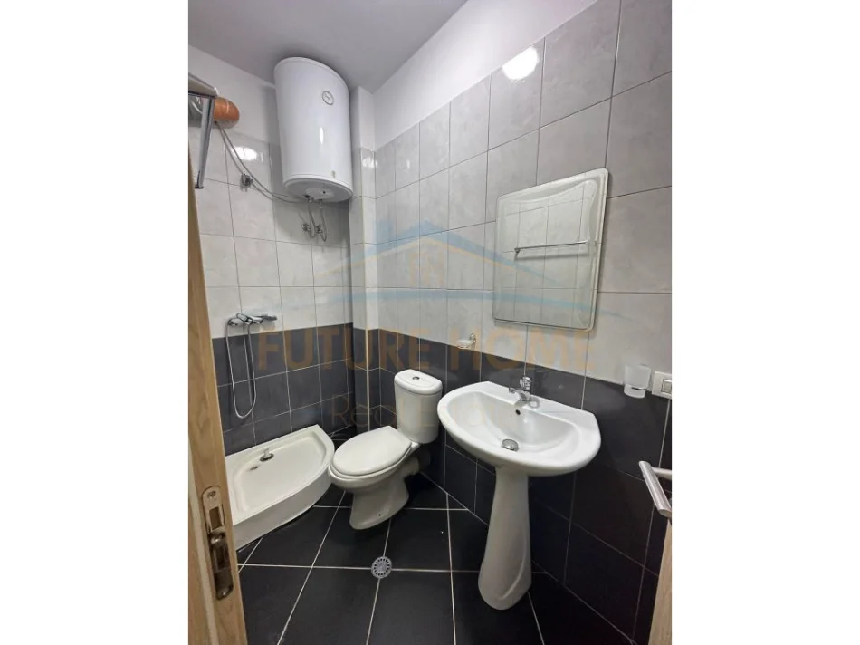 Tirane, jepet me qera apartament 1+1 Kati 7, 65 m² 370 € (Vila L)