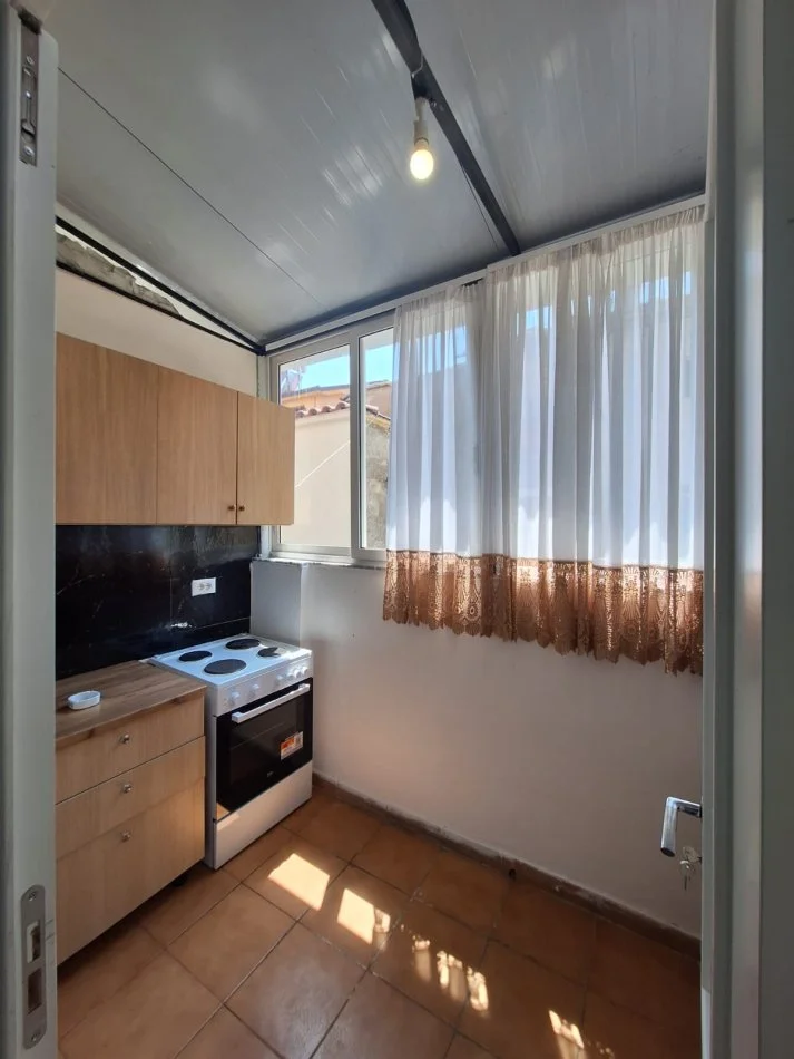 Tirane, jepet me qera apartament 1+1 Kati 1, 75 m² 500 € (9-katshet)