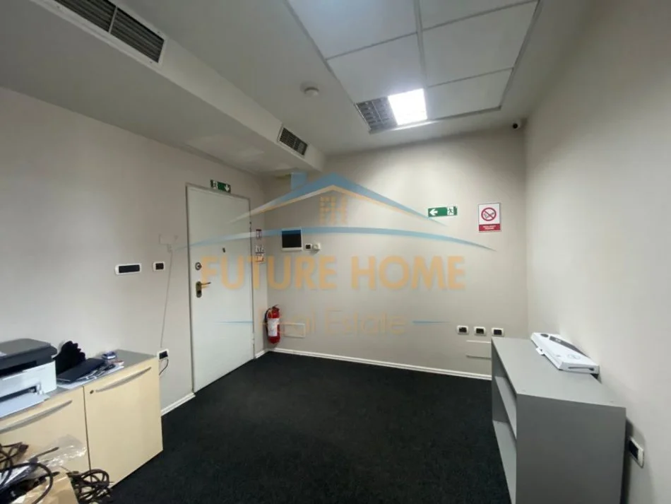 Tirane, jepet me qera zyre Kati 11, 118 m² 2.500 € (BULEVARDI DESHMORET E KOMBIT)