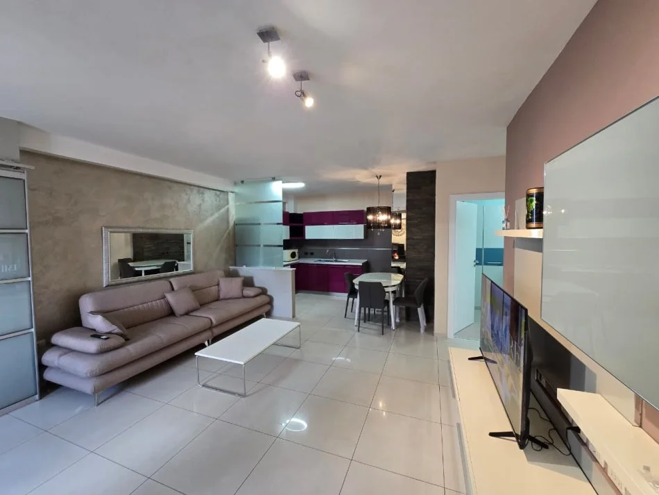 Tirane, jepet me qera apartament 3+1 , 110 m² 700 € (Pazari i ri)