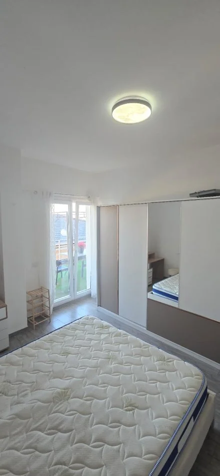 Tirane, jepet me qera apartament 1+1+Ballkon Kati 1, 50 m² 300 € (Nikolle Mekjashi)