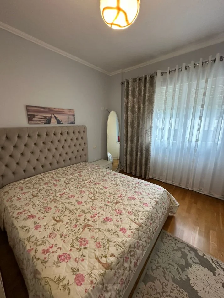 Tirane, jepet me qera apartament 2+1 Kati 6, 120 m² 900 € (Liqeni i thate)