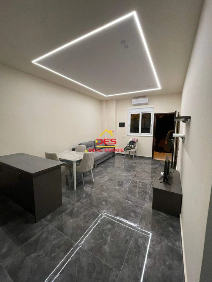 Vlore, jepet me qera apartament 1+1 Kati 0, 65 m² 300 € (Rruga Shyqyri Ali Merka)