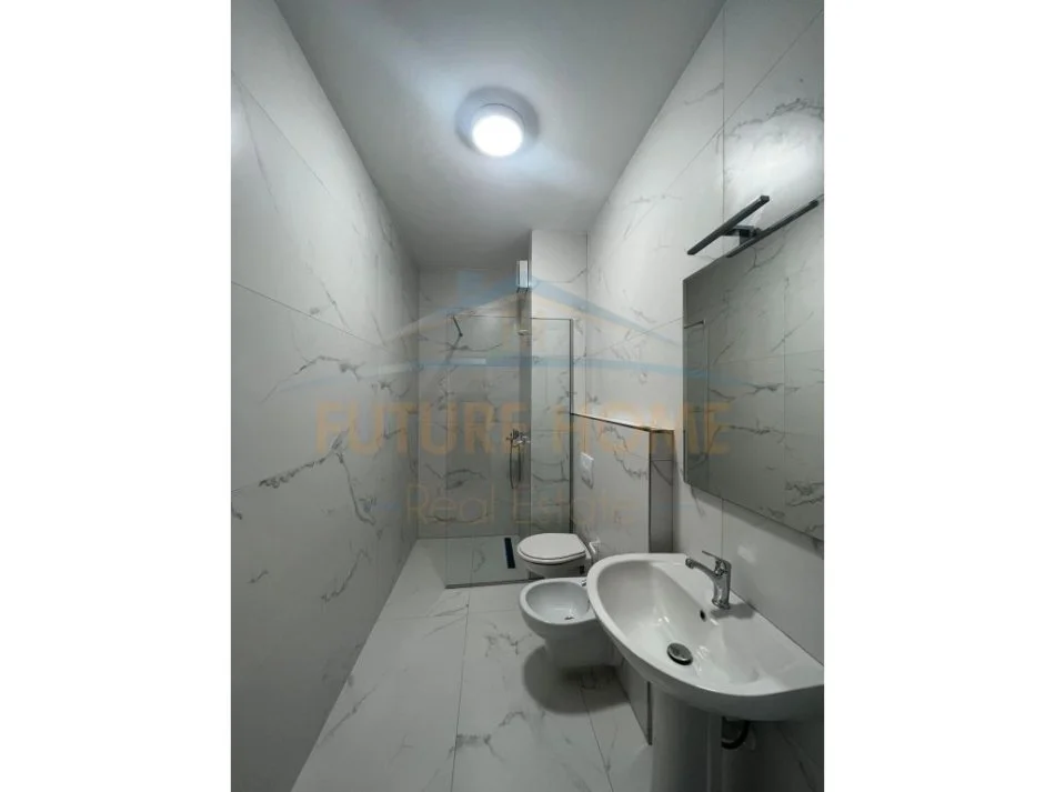 Tirane, jepet me qera apartament 3+1 Kati 2, 123 m² 700 € (UNAZA E RE)