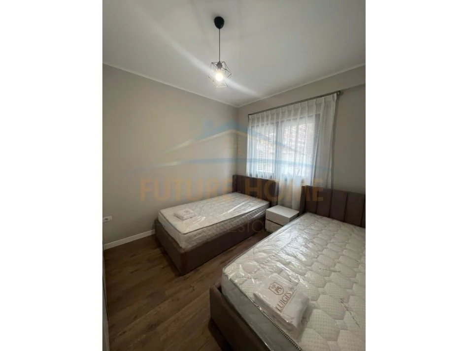 Tirane, jepet me qera apartament 3+1 Kati 2, 123 m² 700 € (UNAZA E RE)