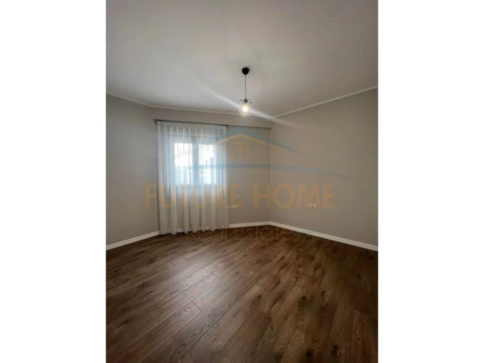 Tirane, jepet me qera apartament 3+1 Kati 2, 123 m² 700 € (UNAZA E RE)