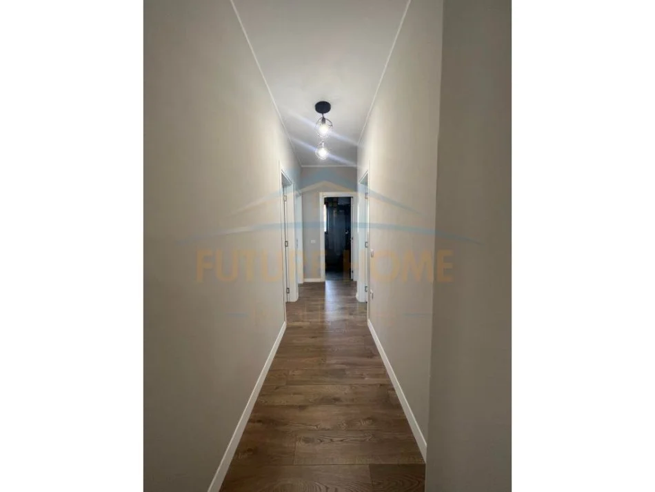 Tirane, jepet me qera apartament 3+1 Kati 2, 123 m² 700 € (UNAZA E RE)