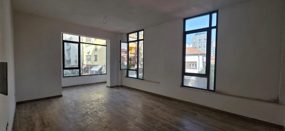 Tirane, jepet me qera ambjent biznesi Kati 1, 82 m² 1.800 € (Qender)