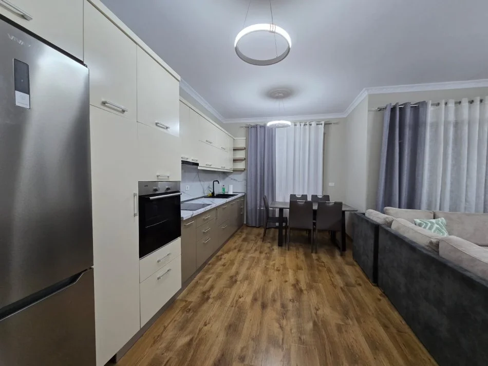 Tirane, jepet me qera apartament 2+1+Ballkon , 100 m² 1.000 € (kompleksi delijorgji)