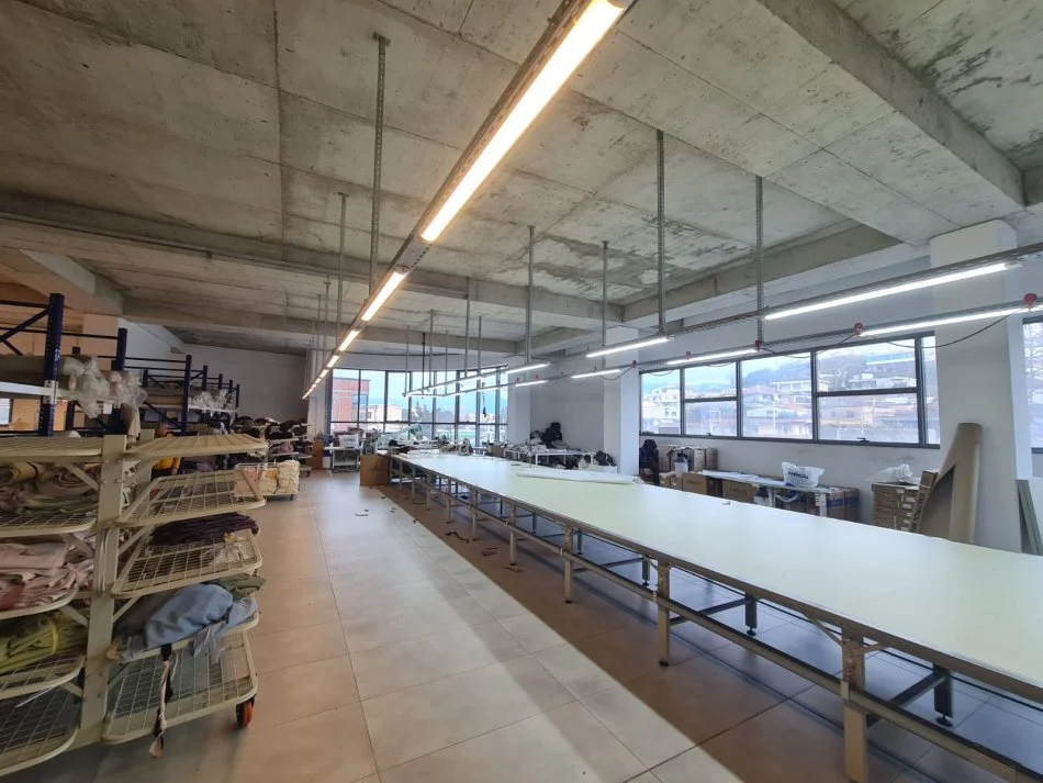 Tirane, jepet me qera magazine Kati 1, 1.200 m² 3.500 € (Sharre)