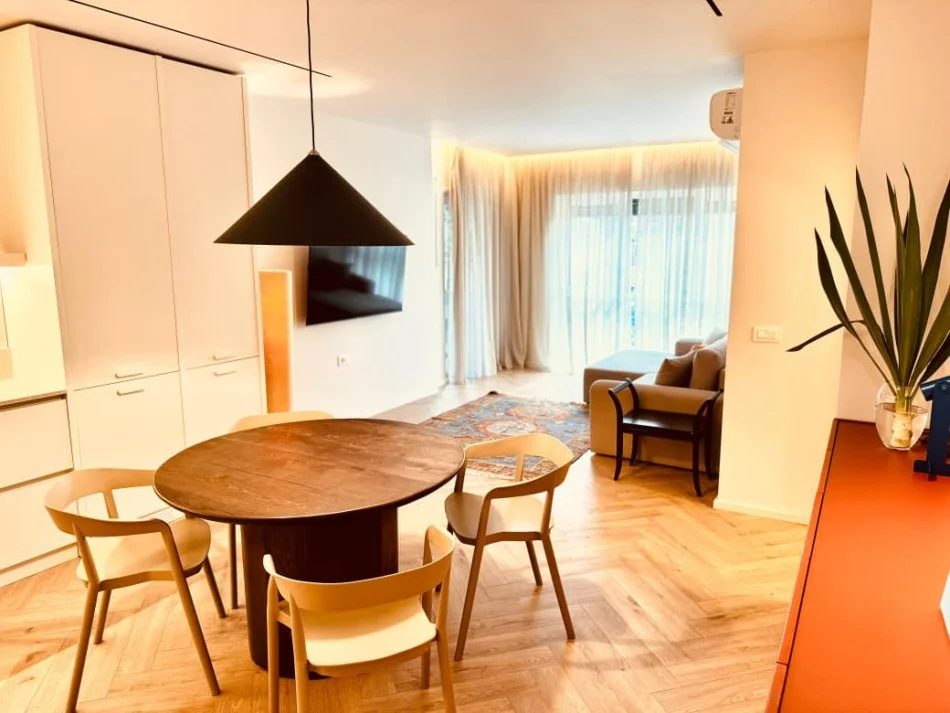 Tirane, jepet me qera apartament 2+1+Ballkon , 800 € (Shkolla e Kuqe)