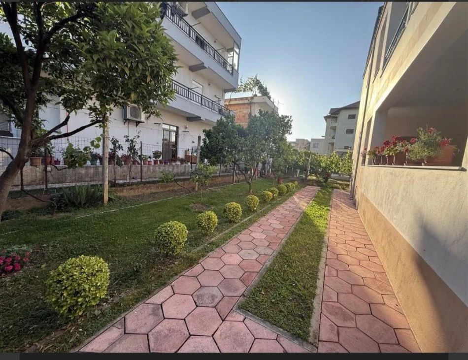 Shqiperi, jepet me qera Vile 2+1+Ballkon Kati 2, 250 m² 650 € (Laprak-Terminali)