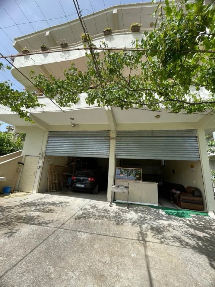 Tirane, shitet shtepi 3 Katshe , 300 m² 350,000 € (shkoze)