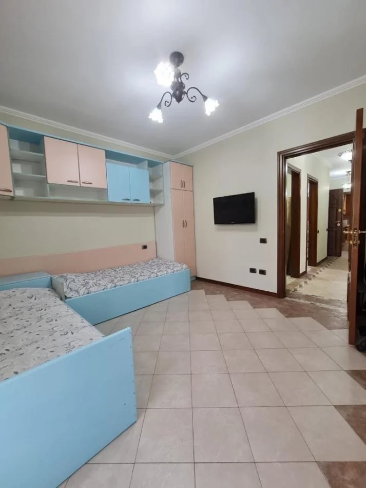 Tirane, jepet me qera apartament 3+1 Kati 3, 135 m² 850 € (Bulevardi Zogu I)