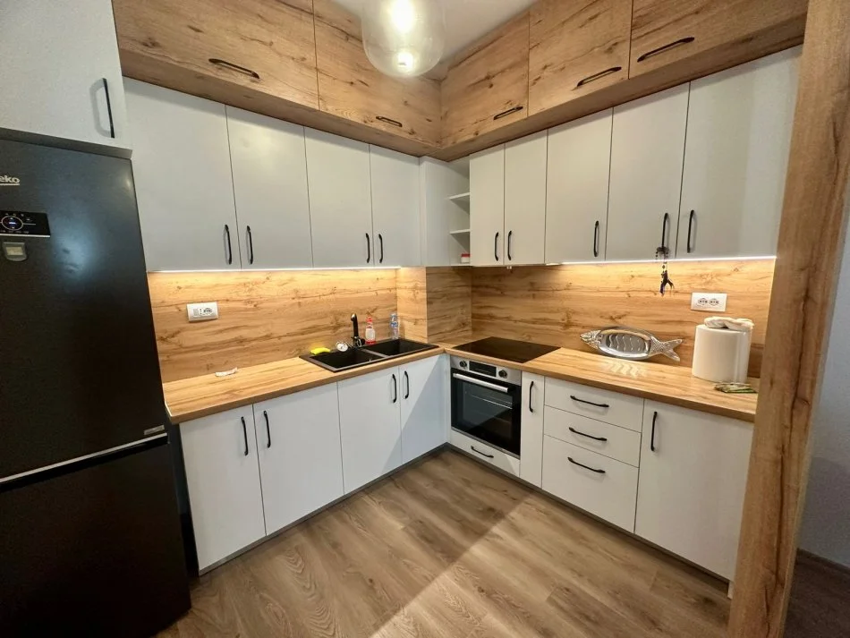 Tirane, jepet me qera apartament 1+1+Aneks+Ballkon Kati 1, 65 m² 450 € (Kinostudio)