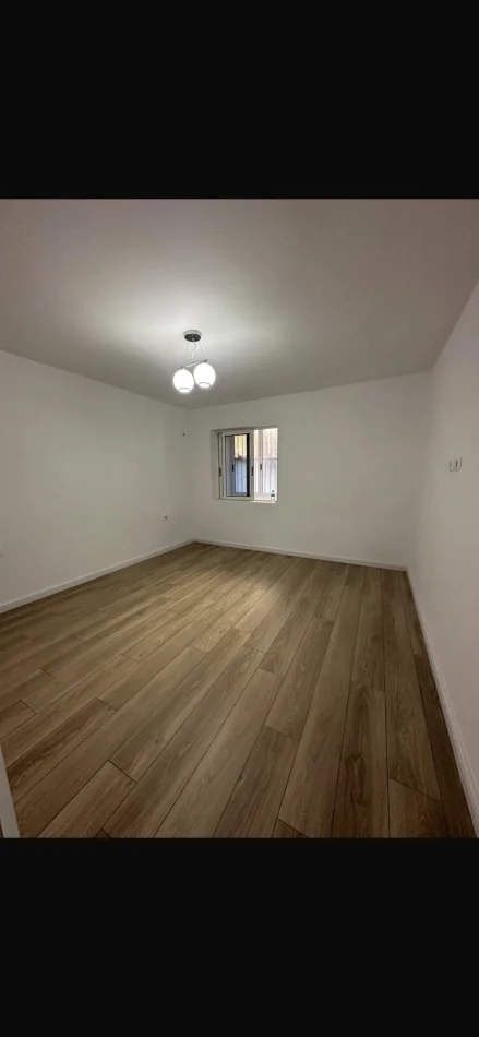 Ambient biznesi per Qira tek Rr. Kongresi i Manastirit.