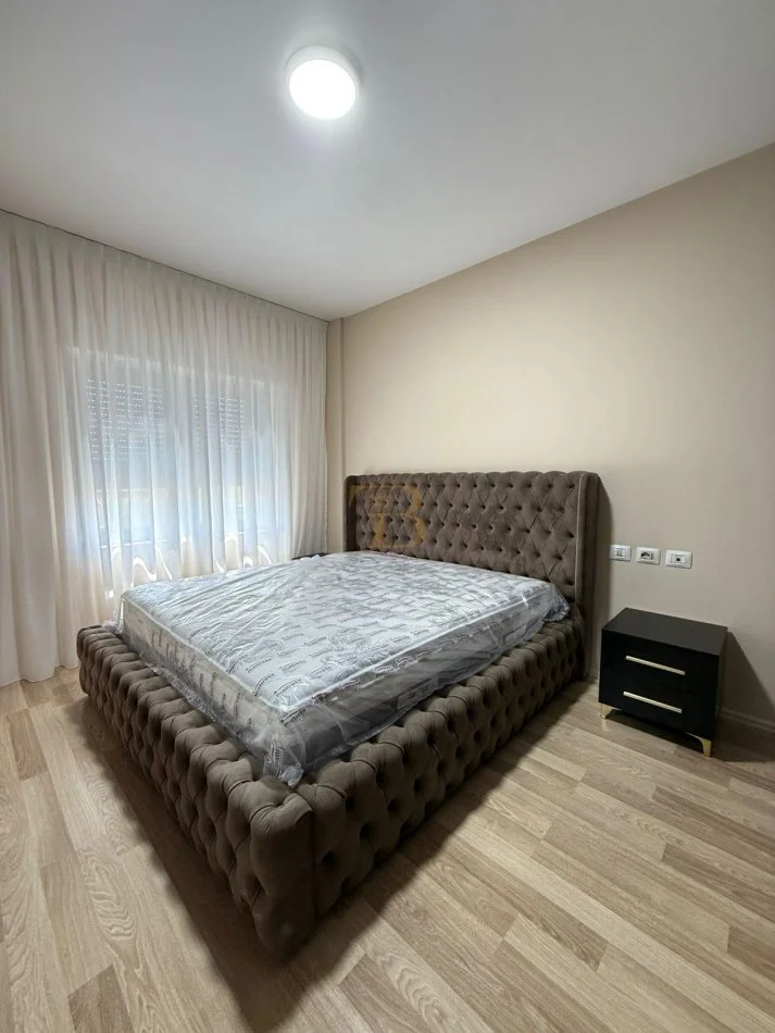Tirane, jepet me qera apartament 1+1 Kati 4, 130 m² 1.200 € 