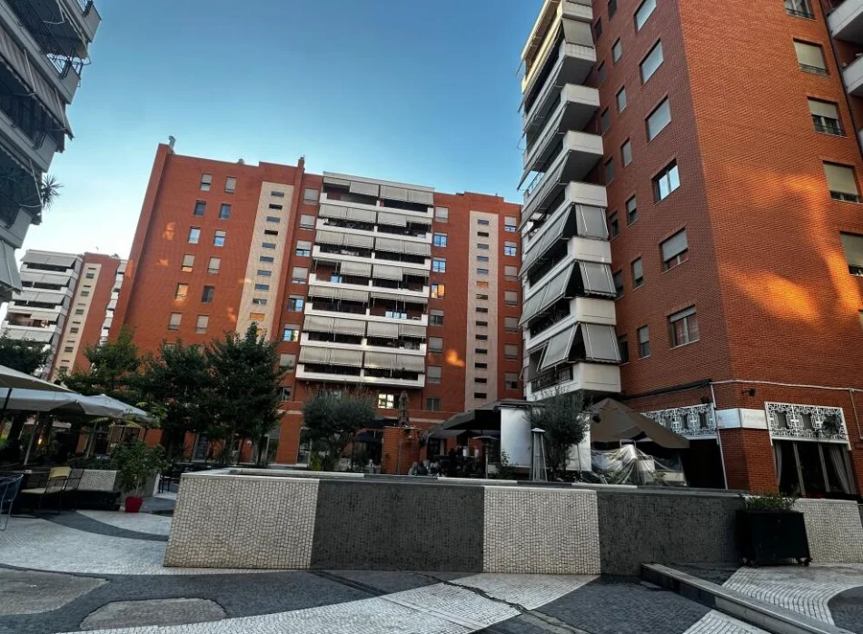 Tirane, shitet apartament 3+1+Aneks+Ballkon Kati 4, 176 m² 528.000 € (Rruga Kavajes)