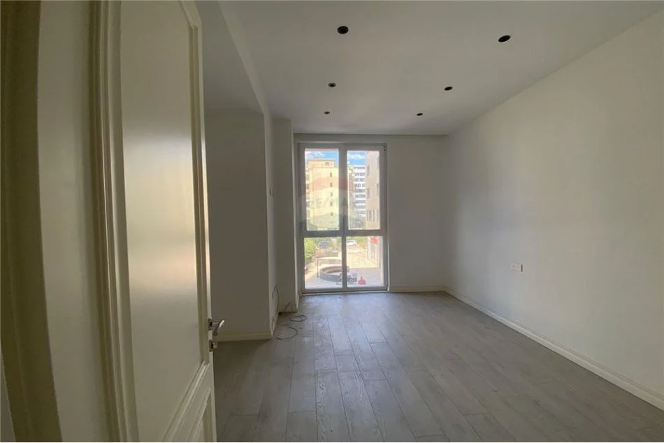 Tirane, jepet me qera zyre Kati 2, 115 m² 950 € (Rruga Sali Butka)