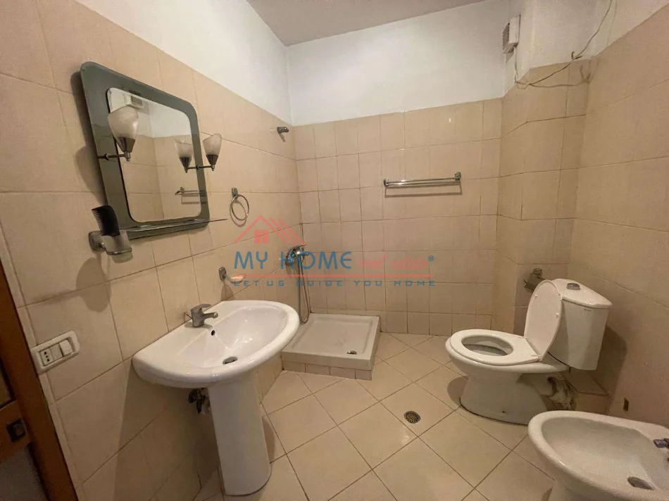 Tirane, jepet me qera apartament 2+1+Ballkon Kati 2, 65 m² 600 € (Don Bosko)