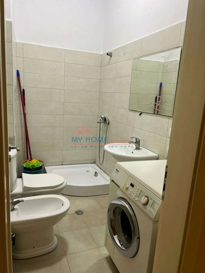 Tirane, jepet me qera apartament 2+1+Ballkon Kati 1, 90 m² 500 € (Rruga Muhamet Deliu)