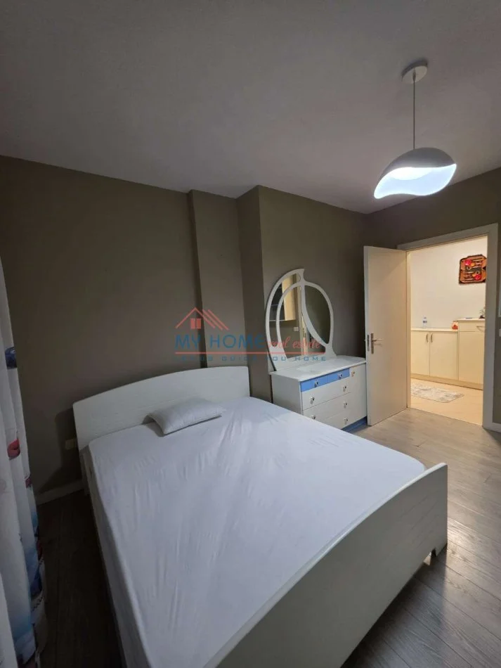 Tirane, jepet me qera apartament 2+1+Ballkon Kati 8, 93 m² 500 € (Rruga 3 Deshmoret)