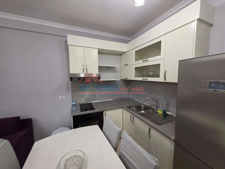 Tirane, jepet me qera apartament 2+1+Ballkon Kati 8, 93 m² 500 € (Rruga 3 Deshmoret)
