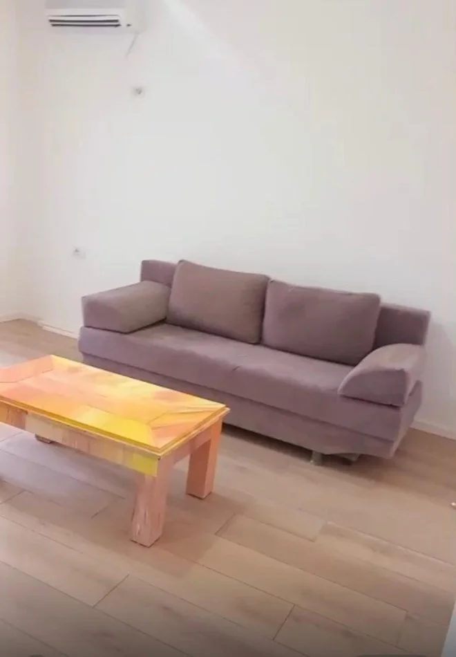 Tirane, jepet me qera apartament 1+1+Ballkon Kati 3, 70 m² 450 € (Liqeni That)