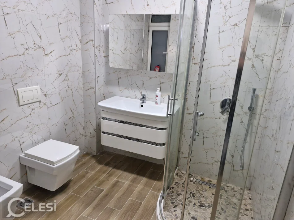 Tirane, shitet apartament 3+1+Ballkon Kati 4, 126 m² 209.000 € (PORCELAN)