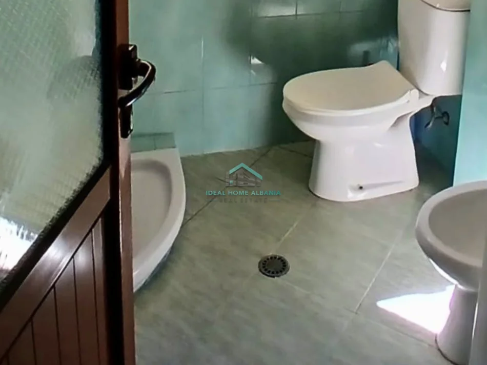 Vlore, jepet me qera apartament 2+1+Ballkon Kati 2, 100 m² 400 € (rruga e cipajve, vlore)